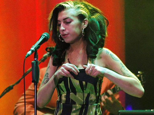 "Amy Winehouse mua ma túy trước khi chết"